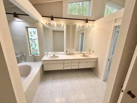 Bath - 6701 Pemberton View Dr, Seffner, FL 33584 photo 1 of 8