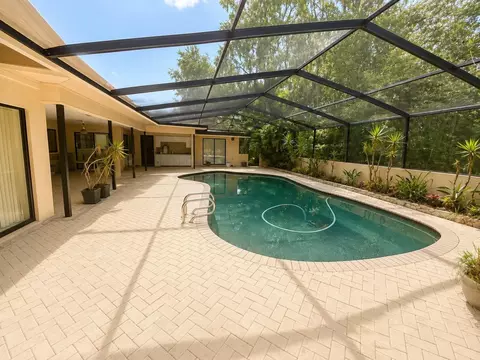Exterior - 6701 Pemberton View Dr, Seffner, FL 33584 photo 3 of 6