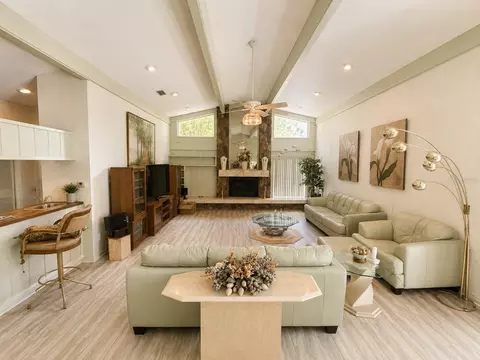 Living - 6701 Pemberton View Dr, Seffner, FL 33584 photo 2 of 5