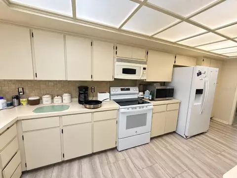 Kitchen - 6701 Pemberton View Dr, Seffner, FL 33584 photo 1 of 3