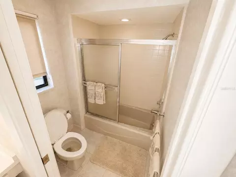 Bath - 6701 Pemberton View Dr, Seffner, FL 33584 photo 5 of 8