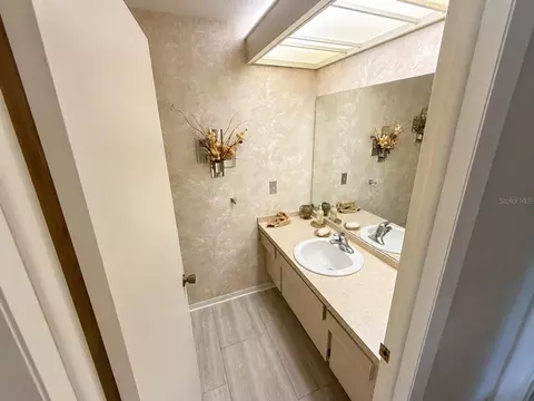 Bath - 6701 Pemberton View Dr, Seffner, FL 33584 photo 8 of 8