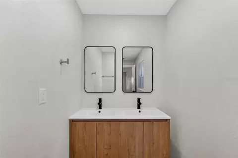 Bath - 655 Travis Ct, Bartow, FL 33830 photo 3 of 5