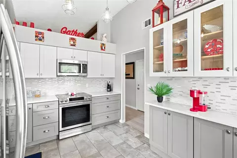 Kitchen - 2234 Springflower Dr, Clearwater, FL 33763 photo 3 of 7