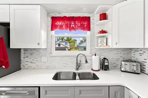 Kitchen - 2234 Springflower Dr, Clearwater, FL 33763 photo 4 of 7