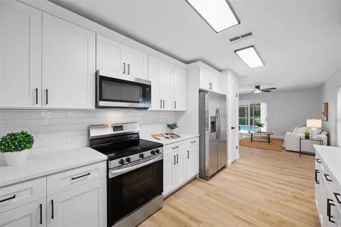 Kitchen - 11925 Cedarfield Dr, Riverview, FL 33579 photo 5 of 6