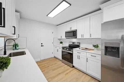 Kitchen - 11925 Cedarfield Dr, Riverview, FL 33579 photo 4 of 6