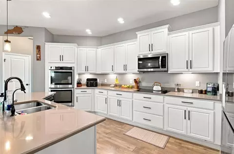 Kitchen - 11431 Brighton Knoll Loop, Riverview, FL 33579 photo 3 of 8