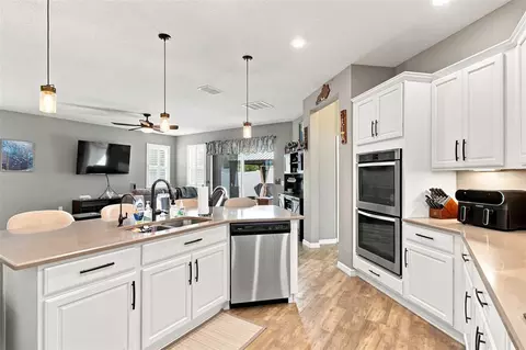 Kitchen - 11431 Brighton Knoll Loop, Riverview, FL 33579 photo 5 of 8