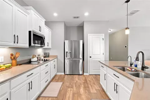 Kitchen - 11431 Brighton Knoll Loop, Riverview, FL 33579 photo 7 of 8