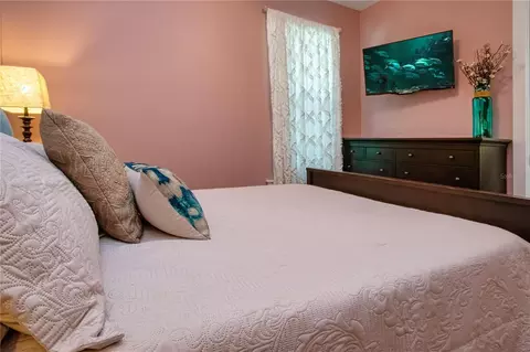 Bedroom - 1605 Butch Cassidy Trl, Wimauma, FL 33598 photo 5 of 10