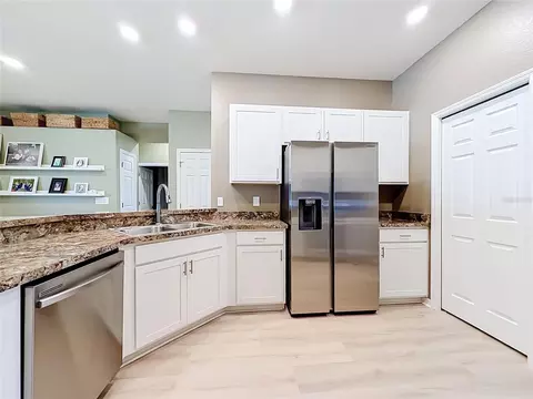 Kitchen - 1069 Sandpiper Loop, Winter Haven, FL 33881 photo 4 of 5