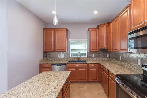 Kitchen - 11508 Mansfield Point Dr, Riverview, FL 33569 photo 2 of 4