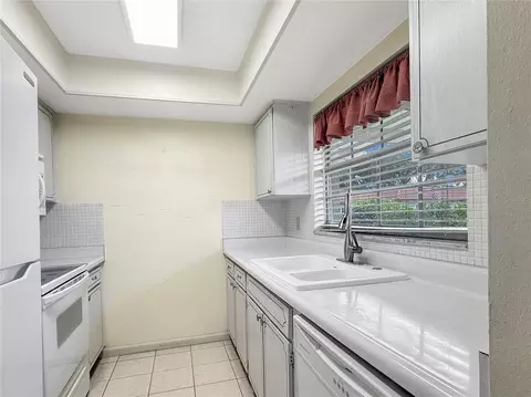 Kitchen - 1701 Pinehurst Rd #2F, Dunedin, FL 34698 photo 2 of 3