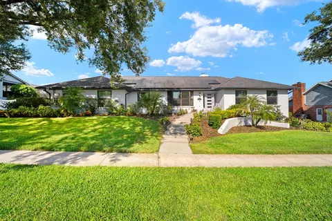 2709 Fairway View Dr, Valrico, FL 33596