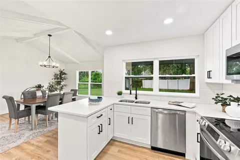 Kitchen - 607 Willow Ct, Brandon, FL 33510 photo 4 of 4