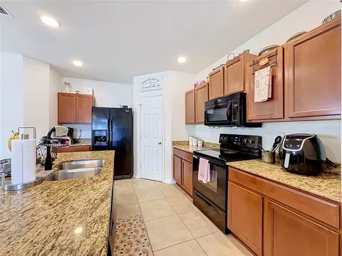 Kitchen - 4706 Chatterton Way, Riverview, FL 33578 photo 3 of 6