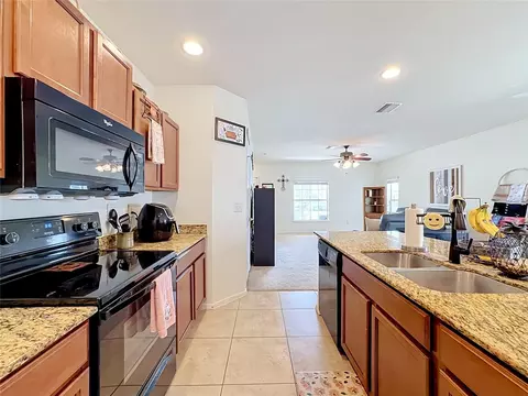 Kitchen - 4706 Chatterton Way, Riverview, FL 33578 photo 4 of 6