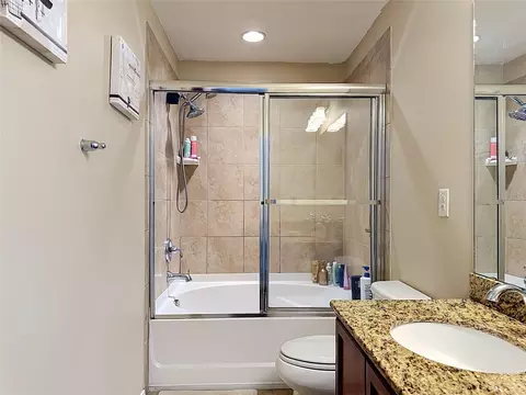 Bath - 4706 Chatterton Way, Riverview, FL 33578 photo 3 of 4