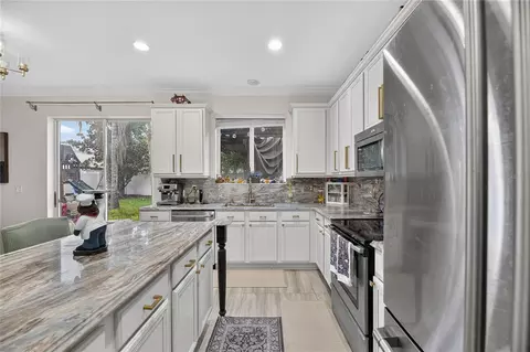 Kitchen - 11132 Running Pine Dr, Riverview, FL 33569 photo 7 of 8