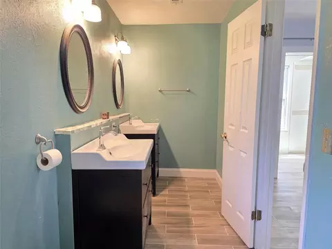 Bath - 9303 Alice Ln, Riverview, FL 33578 photo 3 of 5