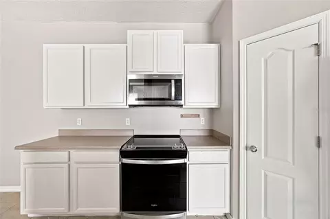 Kitchen - 5519 Kinglethill Dr, Lithia, FL 33547 photo 3 of 3