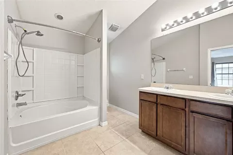 Bath - 5519 Kinglethill Dr, Lithia, FL 33547 photo 2 of 5