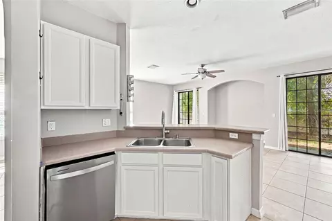 Kitchen - 5519 Kinglethill Dr, Lithia, FL 33547 photo 2 of 3