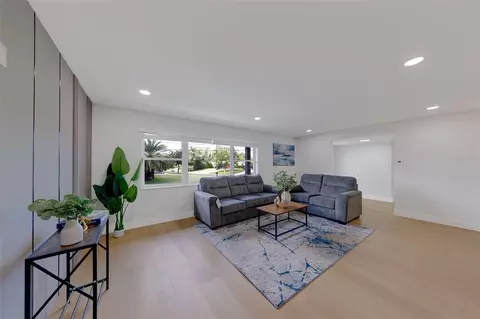 Living - 471 Sierra Cir E, Largo, FL 33770 photo 1 of 3