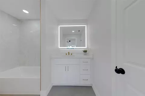 Bath - 471 Sierra Cir E, Largo, FL 33770 photo 5 of 7