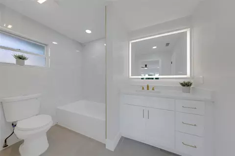 Bath - 471 Sierra Cir E, Largo, FL 33770 photo 6 of 7