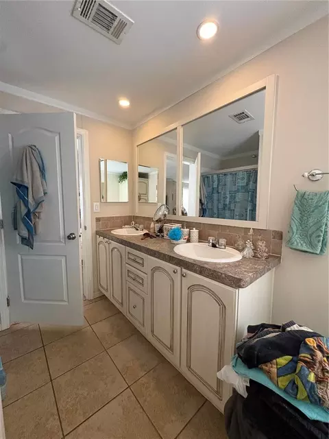 Bath - 7310 Riverview Dr, Riverview, FL 33578 photo 4 of 7