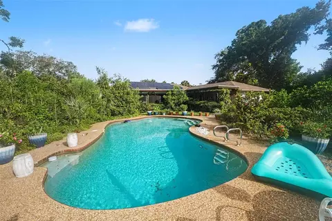 Exterior - 2300 Kent Dr, Largo, FL 33774 photo 6 of 8