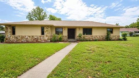 35025 Raintree Dr, Fruitland Park, FL 34731