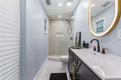 Bath - 4712 Dover Cliff Ct, Dover, FL 33527 photo 5 of 8