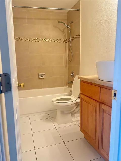Bath - 815 Juniper Ln, Melbourne, FL 32901 photo 1 of 3
