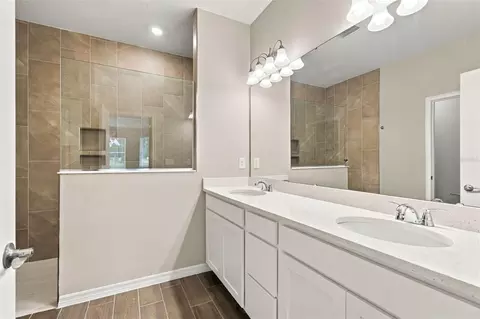 Bath - 1247 Honeycomb Pl, Seffner, FL 33584 photo 2 of 3