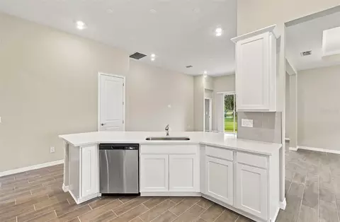 Kitchen - 1247 Honeycomb Pl, Seffner, FL 33584 photo 3 of 4