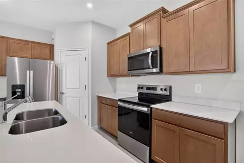 Kitchen - 9147 Aurelia Ave, Parrish, FL 34219 photo 2 of 2
