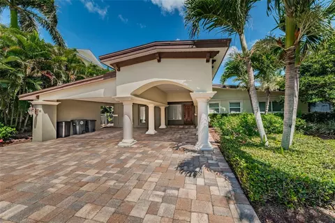 52 N Pine Cir, Belleair, FL 33756