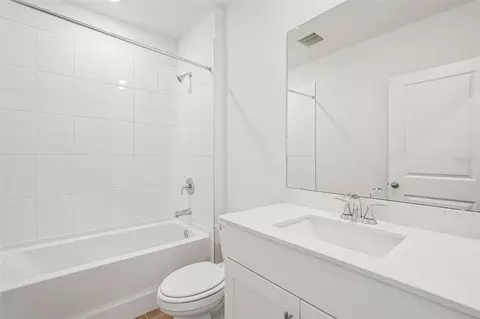 Bath - 7725 Satterfield Ter, Parrish, FL 34219 photo 4 of 4
