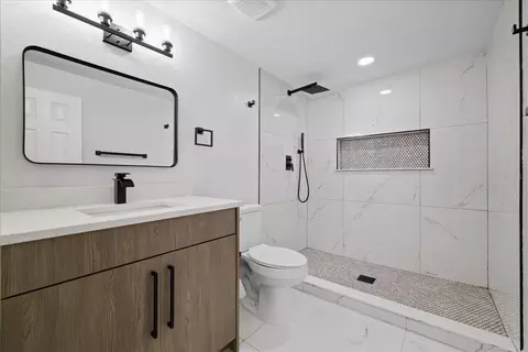 Bath - 11002 Riverview Dr, Riverview, FL 33578 photo 4 of 5