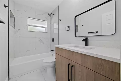 Bath - 11002 Riverview Dr, Riverview, FL 33578 photo 3 of 5