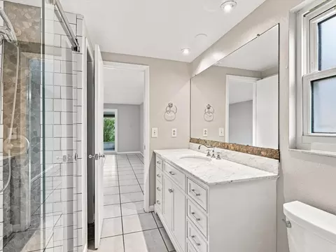 Bath - 6002 Firefly Ln, Apollo Beach, FL 33572 photo 1 of 4