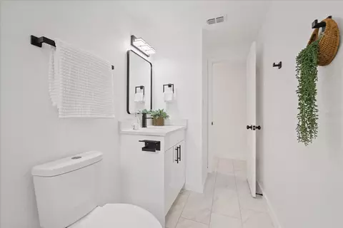 Bath - 110 Virginia Ave, Seffner, FL 33584 photo 5 of 7