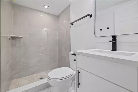 Bath - 110 Virginia Ave, Seffner, FL 33584 photo 1 of 7