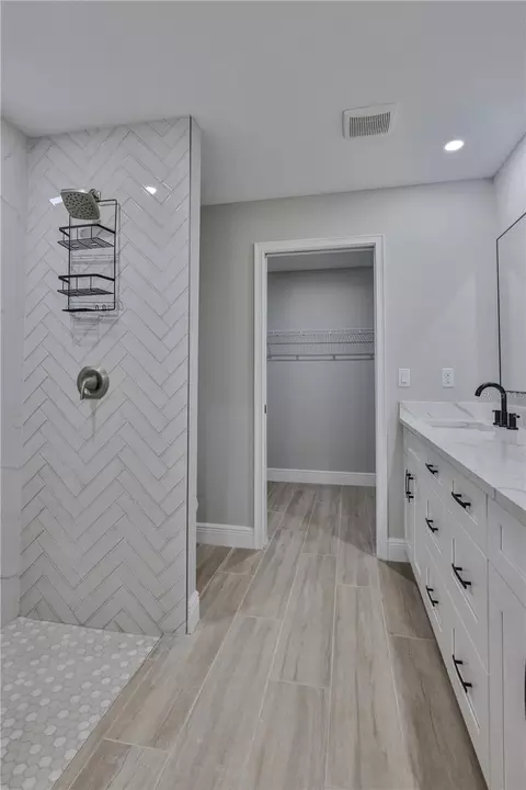 Bath - 1013 13th St E, Bradenton, FL 34208 photo 7 of 10