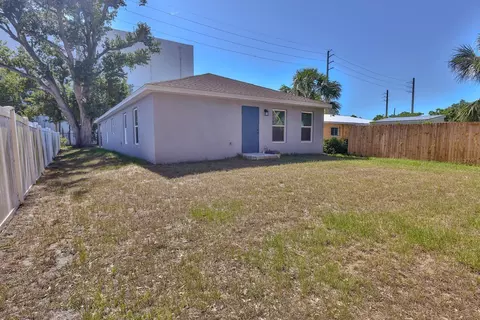 Exterior - 1013 13th St E, Bradenton, FL 34208 photo 6 of 8