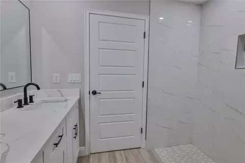 Bath - 1013 13th St E, Bradenton, FL 34208 photo 3 of 10