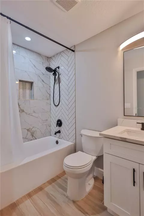 Bath - 1013 13th St E, Bradenton, FL 34208 photo 9 of 10